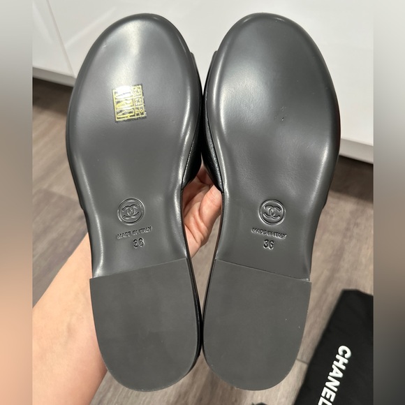 2024 CHANEL BLACK LEATHER SLIDES WITH GOLD CC LOGO. Size 36 - Picture 12 of 14
